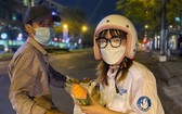 中文系大學生裹粽贈送貧困者。
