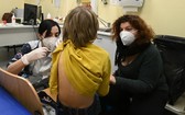 1月16日，一名兒童在意大利博洛尼亞一處新冠疫苗接種中心接種新冠疫苗。（圖：新華社）