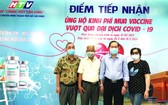 2021年2月，賴遠東（右二）、曾碧湄（右一）和培德精舍護法會代表率先響應市電視台號召，捐款支持新冠肺炎疫苗基金。