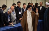 圖為 2017年5月19日，伊朗最高領袖哈梅內伊在德黑蘭領袖府內的投票站向現場人士揮手。（圖：新華社）