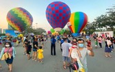 市民春節期間參加守德市首次舉辦的熱氣球嘉年華。（圖：黃江）