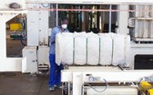 一名男子在南非約翰內斯堡的一家棉花工廠工作。（圖：聯合國）