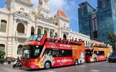 遊客乘坐兩層巴士在本市觀光。