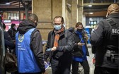 法國巴黎列車職員檢查乘客的疫苗通行證。（圖：互聯網）