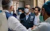 世衛組織總幹事譚德賽(中)在阿富汗喀布爾的一家國立醫院向醫護人員發表講話。（圖：WHO）