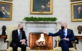 在美國華盛頓白宮，美國總統拜登（右）會晤到訪的德國總理朔爾茨。（圖：AP）