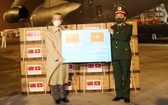 中國駐越特命全權大使熊波（左）向越南國防部移交30萬劑新冠疫苗。（圖：越通社）