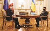 法總統馬克龍（左）在基輔與烏總統澤連斯基舉行會談。（圖：AFP）