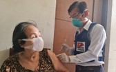 醫護人員上門為一名老大娘施打新冠疫苗。（圖：海燕）