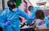 剛果民主共和國戈馬的一名婦女正在接種新冠疫苗。（圖：聯合國）