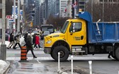在加拿大安大略省多倫多市，警方調動市政卡車封鎖了安大略省議會大廈前的街道。（圖：新華社）