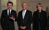 法國總統馬克龍（左）與夫人布麗吉特（右）在巴黎愛麗舍宮歡迎葡萄牙總統德索薩來訪。德索薩當天訪法並出席法國舉辦的“一個海洋”峰會。（圖：互聯網）