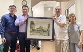 陸金夫婦（左三、四）向“西堤華人文化陳列室”計劃捐贈畫作。
