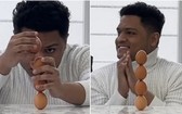 穆克比勒成功疊起4隻蛋的一刻。（圖：互聯網）