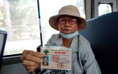 長者可使用高齡人士會員證免費乘搭巴士。