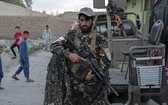 圖為2022年4月29日，一名塔利班戰士在喀布爾爆炸現場附近站崗。（圖：AFP）
