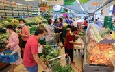 消費者在超市選購物品。（圖：苑霞）