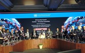 聯合國安理會反恐怖主義委員會成員手舉《德里宣言》。（圖：聯合國）