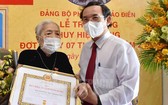圖為去年11月7日，市委書記阮文年向一位革命老人頒授75年黨齡紀念章。（圖：市黨部新聞網）
