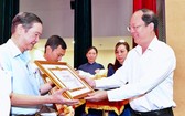 市委副書記阮胡海獎勵取得出色成績的群眾協會。