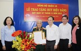 市委副書記阮文孝代表市委向段文寬少將頒授75年黨齡紀念章。