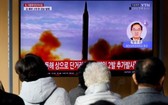 首爾民眾在火車站觀看朝鮮發射導彈的新聞。（圖：路透社）