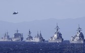 11月6日上午，世界12個國家的海軍和日本海上自衛隊等參加的“國際閱艦式”在神奈川縣近海的相模灣舉行，艦艇列隊航行。圖中最右邊的是護衛艦“朝日”號。（圖：共同社）