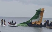 肇事客機在維多尼亞湖墜毀。（圖：視頻截圖）