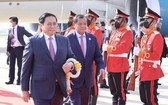 政府總理范明政一行抵達首都金邊，開始對柬埔寨進行正式訪問。（圖：越通社）