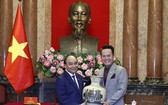 國家主席阮春福向越南年輕企業家協會贈送紀念品。