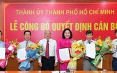 市委常務委員、市委宣教處主任潘阮如奎向各位副總編輯頒發《決定》。