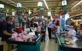 消費者在以色列莫迪恩一家超市購物。