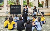 在黎鴻鋒高中專校的俱樂部，學生們獲指引攝影技巧。