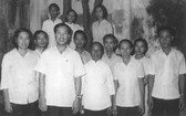 南方解放初期，林菊(左一)與T4華運宣訓處領導、幹部重訪秘密地下印刷室。