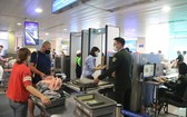 乘客在新山一機場安檢區接受安全檢查。（圖：淮南）