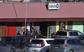 美國科羅拉多州一家夜店19日深夜發生槍擊事件，已致5人死亡、25人受傷。圖為警方封鎖案發現場。（圖：AP）