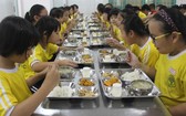 小學生在校園食堂用餐。（示意圖：互聯網）