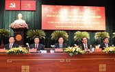 政府常務副總理范平明與市委書記阮文年等領導出席研討會。