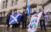 英國最高法院駁回蘇格蘭獨立公投申請。圖為民眾手持蘇格蘭國旗在最高法院外示威。（圖：AP）