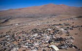 阿塔卡馬沙漠正在受到從世界各地傾倒於此一堆堆垃圾的威脅。（圖：AFP）