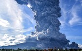 印度尼西亞爪哇島塞梅魯火山星期天凌晨噴發後，冒出大量火山灰。（圖：Getty Images）