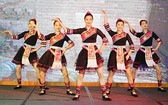 來自廣西的少女表演民族舞蹈。（圖片來源：仁建）