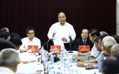 阮春福總理與文藝工作者舉行會議。（圖片來源：互聯網）