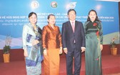 政府副總理范平明與３國婦聯會主席合影。