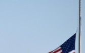 事件發生後，美國聯邦建築降半旗以示哀悼。