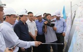 政府副總理鄭廷勇（左二）檢查忠良－美順高速項目進度。