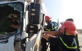卡車撞圍欄司機當場死亡