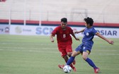 越南球員與菲律賓球員爭球。