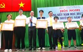 考取全市九年級華文科優秀生的華人學生 黃惠心(左二)獲獎勵。