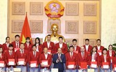 阮春福總理向成績優異運動員給予表彰。